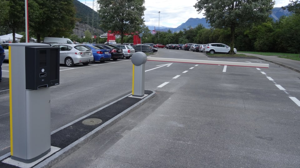 La barriera a l’entrada da l’areal e dal parcadi Obere Au a Cuira.