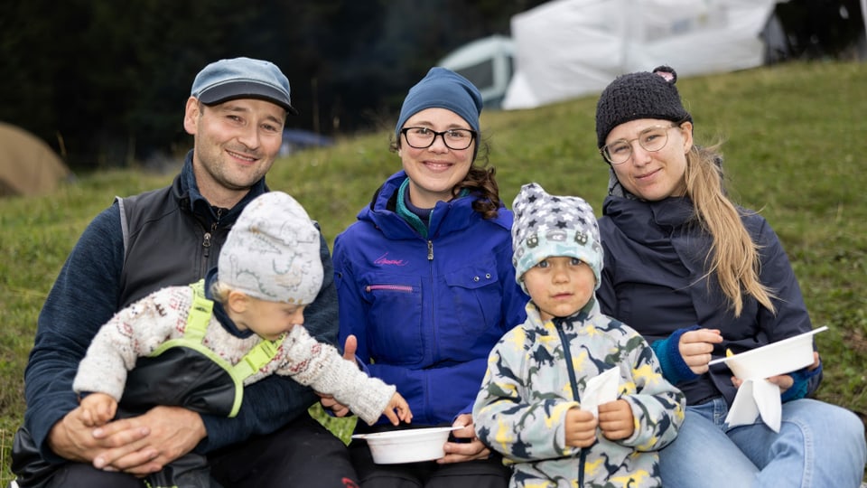 Jaron, René, Sarah, Jannik und Alexandra aus Appenzell Ausserrhoden mögen die schöne Aussicht und die familiäre Stimmung