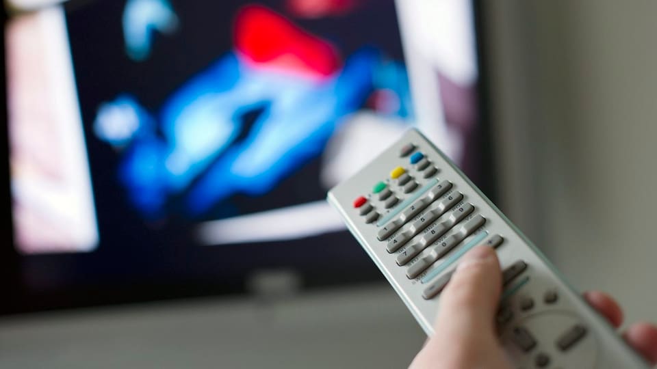 Purtret d'in telecomander da televisiun e davosvart ina televisiun. 