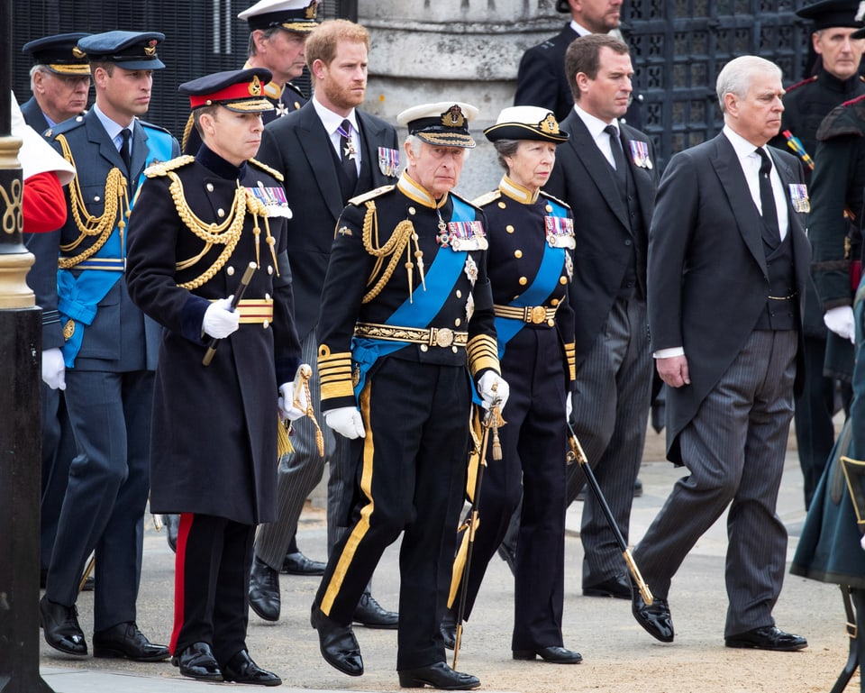 Retg Charles, prinzi Harry e prinzi Philipp suandan al vaschè d'Elizabeth II