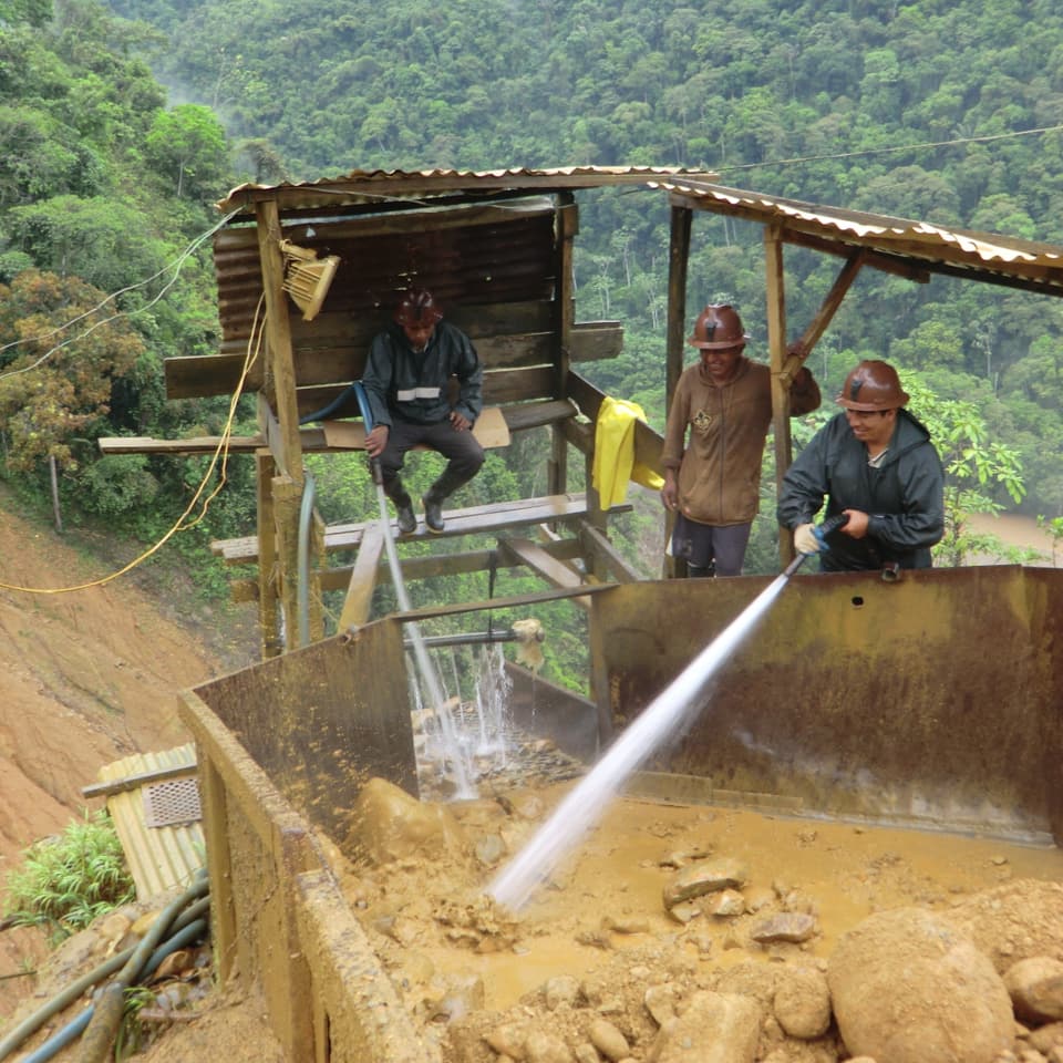 Miniers en Bolivia vid il lavar ora sediments che cuntegnan particlas d'aur.