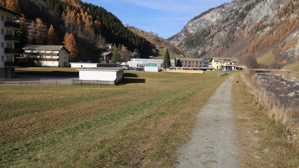 La planira da Val s. Pieder cun las chasas cunfinontas