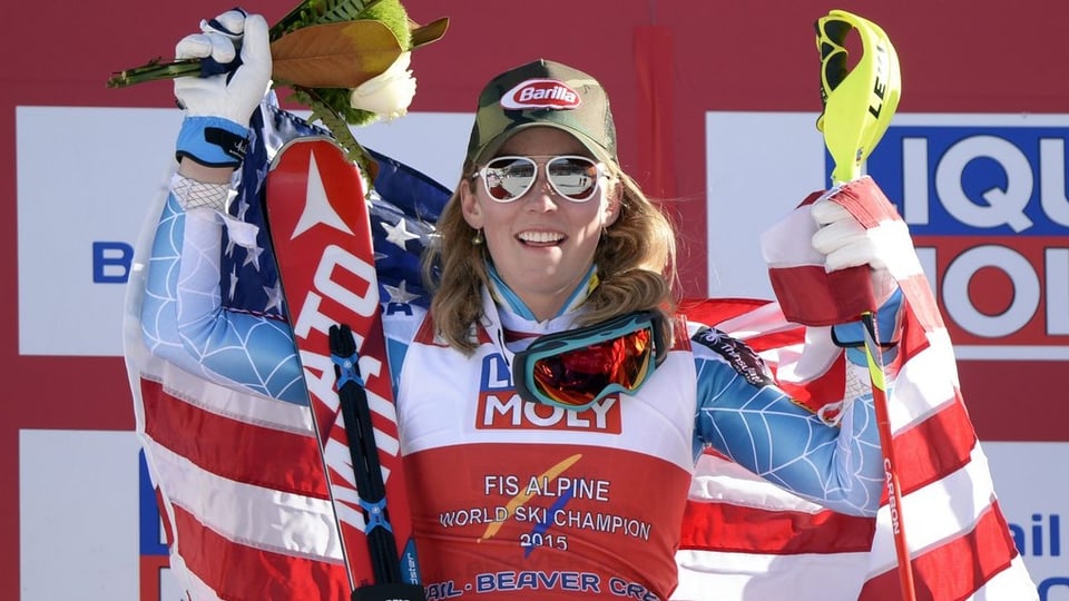 La skiunza americana Mikaela Shiffrin giubilescha.