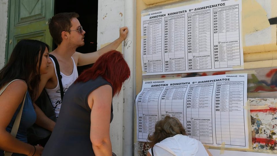 quatter persunas avant ina glista da votaziun en grezia