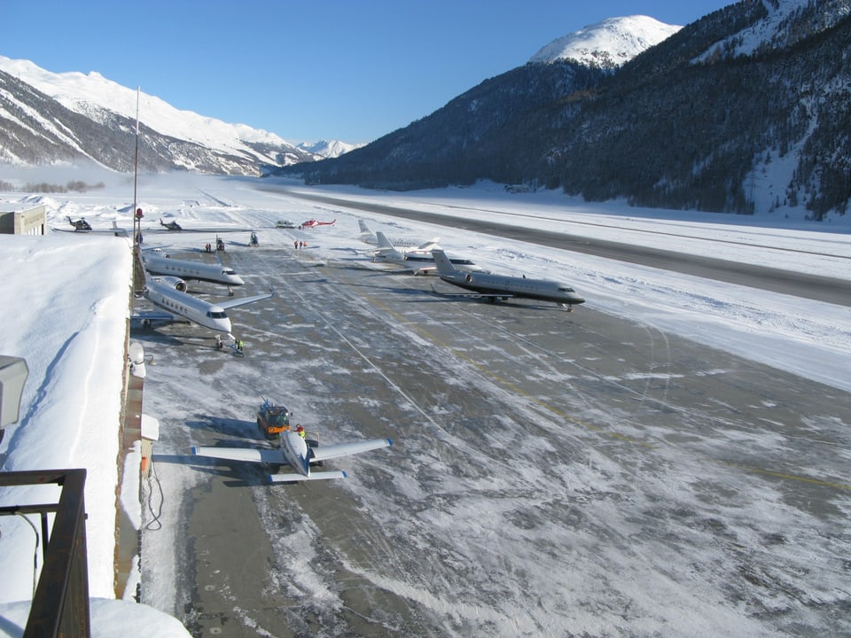 La plazza aviatica da Samedan l'enviern. 