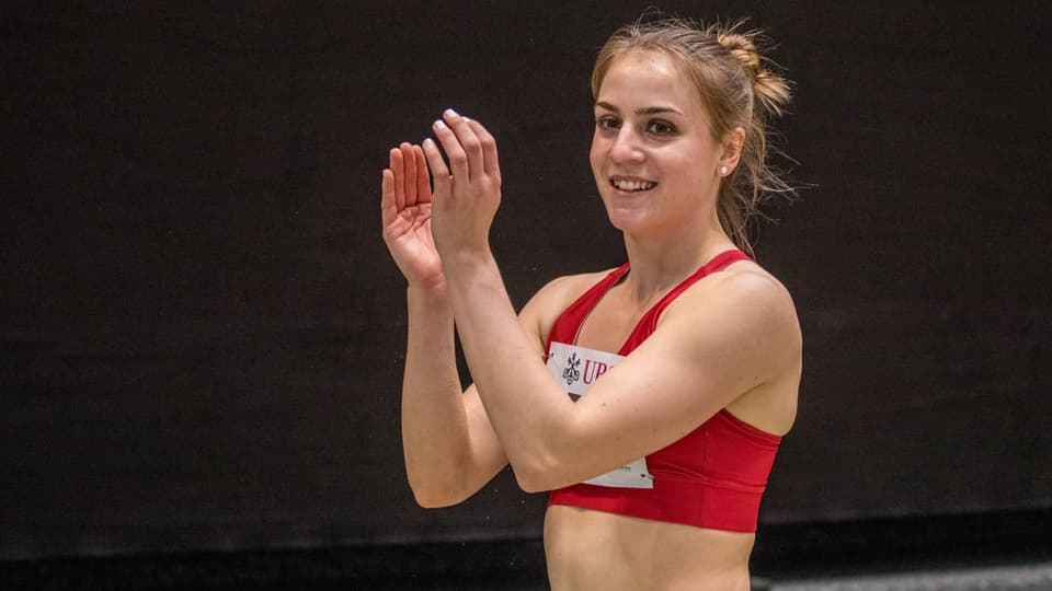 Sportista d'atletica leva che sa legra