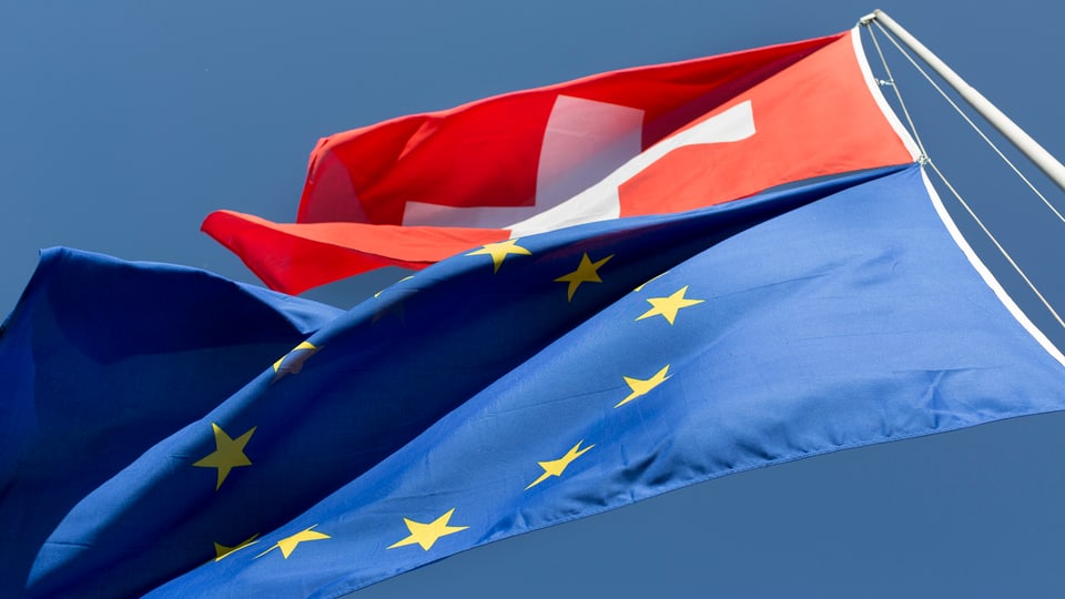 bandiera svizra e bandiera da l'UE.