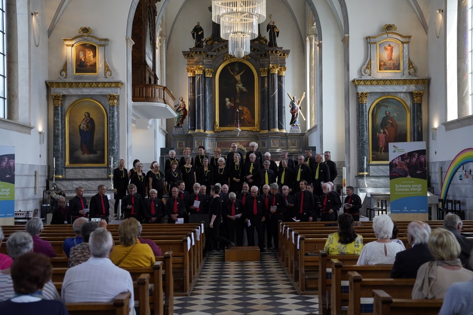 Il chor viril Heiden sin tribuna en baselgia durant lur concert.