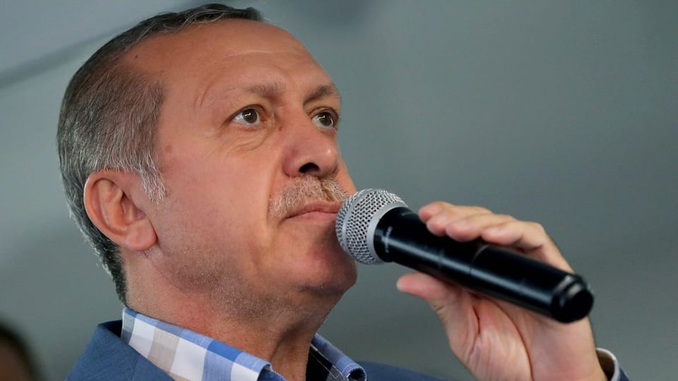 Racep Tayyip Erdogan ten in microfon avant buca.