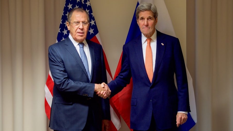Da san. Sergej Lawrow e John Kerry.
