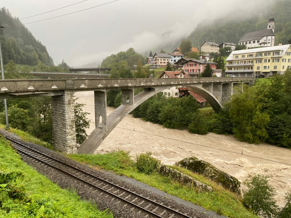 A Tavanasa sut las punts l'aua gronda dal Rain.