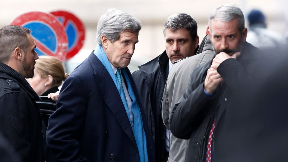 Il minister dal exteriur american circumdads da persunas da protecziun. 