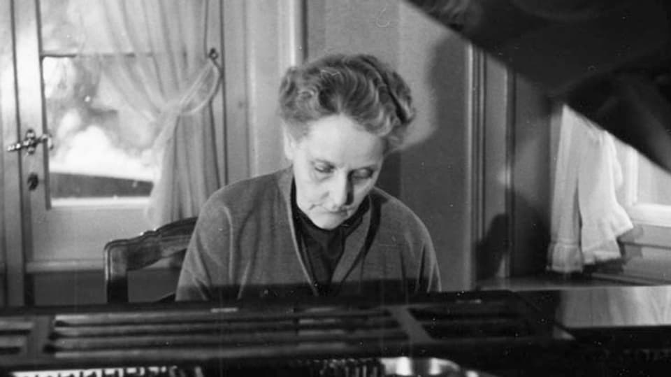 Foto s/w, Martha von Castelberg sitzt am Klavier und spielt