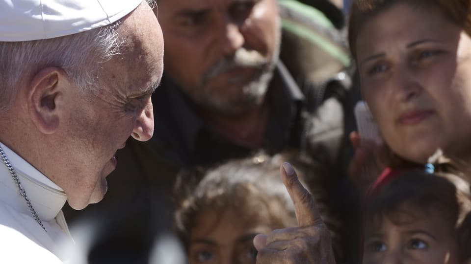Il papa inscuntra migrants a Lesbos.