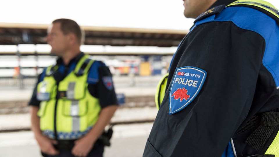Dus policists da las Viafiers federalas svizras.