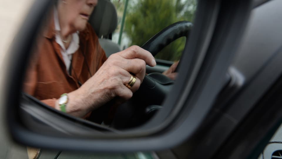 Ina dunna attempada al guvernagl d’in auto.