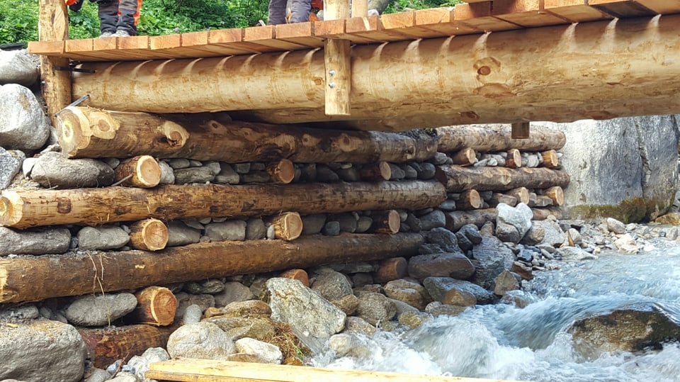 Il fundament da la punt en Val Tavrü