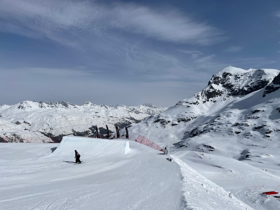 Sicht über den Snowpark Corvatsch und die umliegenden Engadiner Berge.