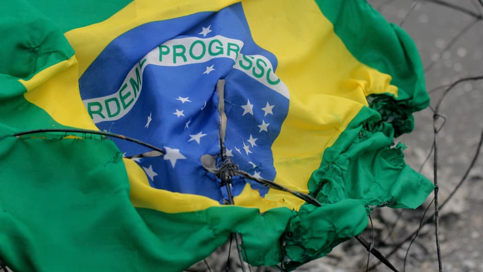 Ina bandiera da la Brasilia sdrappada.
