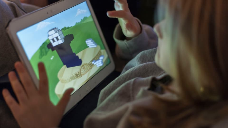 Buoba che gioga vid in tablet.