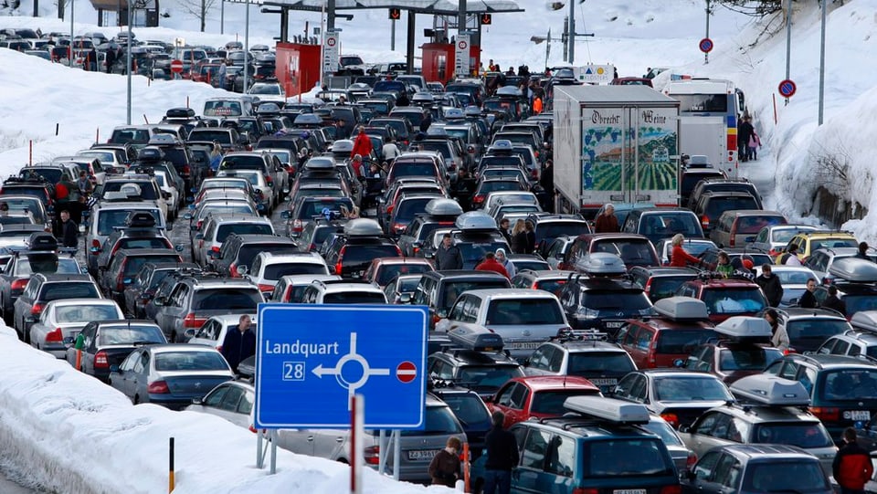 Lunga colonna d'autos