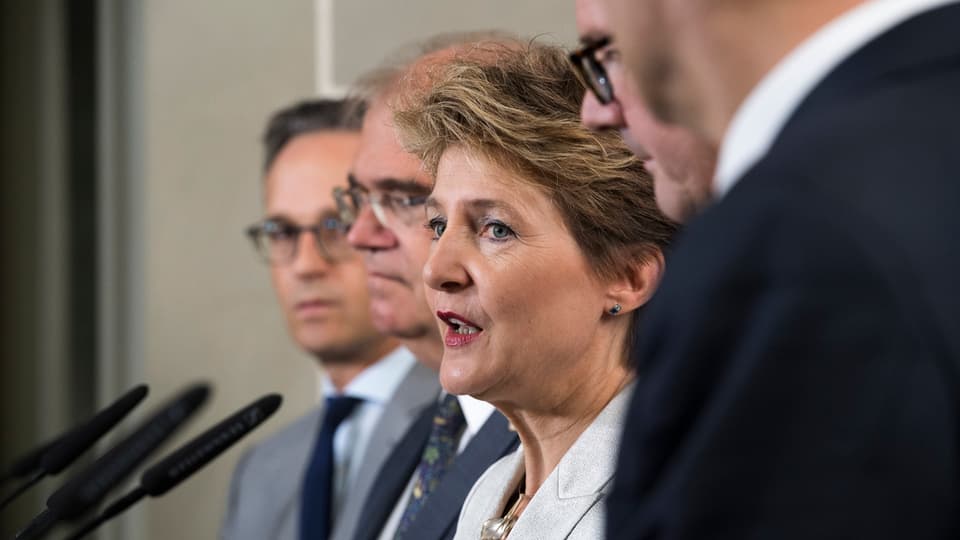Cussegliera federala Simonetta Sommaruga suenter l'inscunter cun ses collegas da la Germania, Austria, Lichtenstein e Luxemburg.