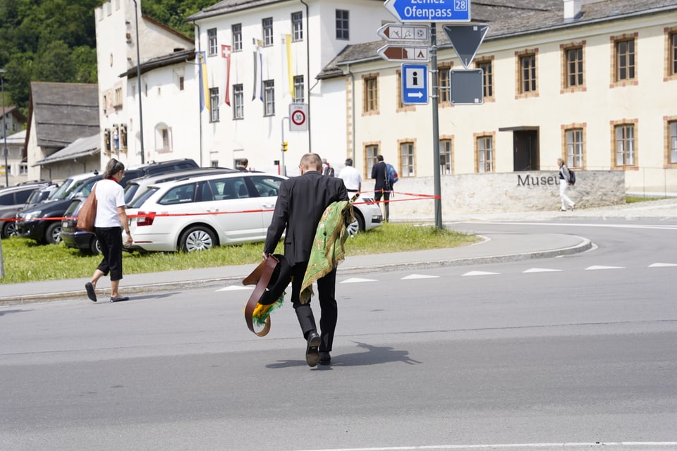 Ein Fahnenträger macht sich auf den Weg nach Hause.