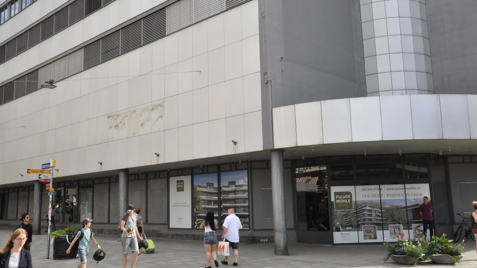 bajetg dal Globus sper la staziun a Cuira
