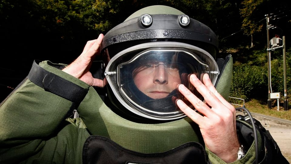 Maletg simbolic: Expert da neutralisar bumbas en servetsch.
