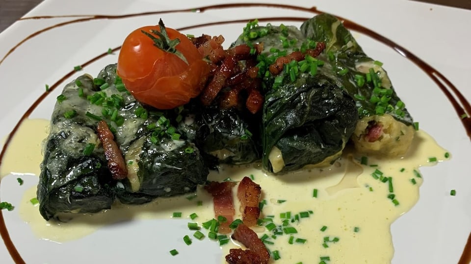 Capuns mit einer kleinen Tomate