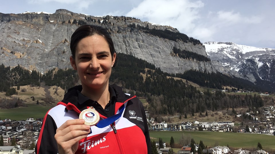 Binia Feltscher cun la medaglia dad aur, davostiers il crap da Flem