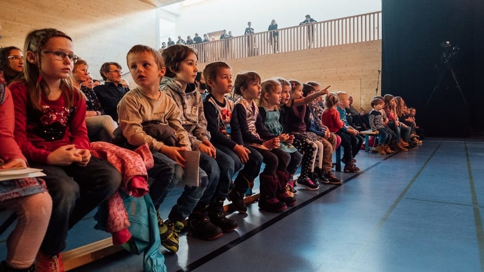Ils uffants taidlan plain mirveglias al concert da la sonda endamaun