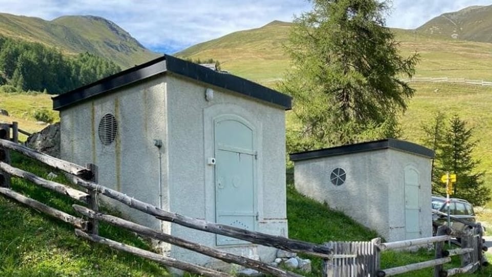 2 reservuars d'aua, pitschens chasins alvs circumdads dad ina saiv da lain.