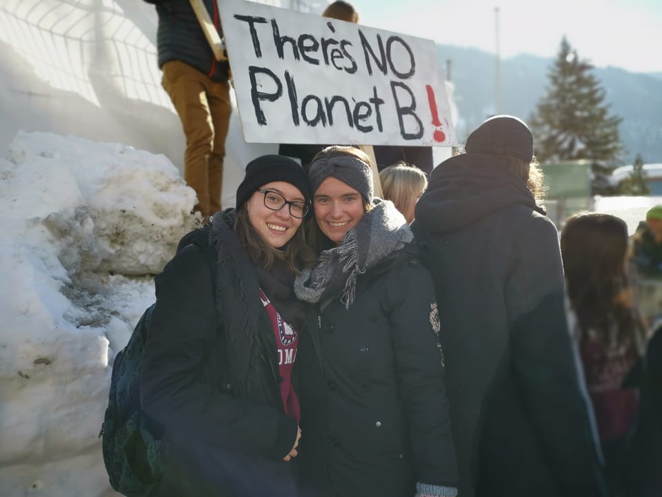 Leandra ed Anna sustegnan Greta Thunberg durant ses protest a Tavau. 