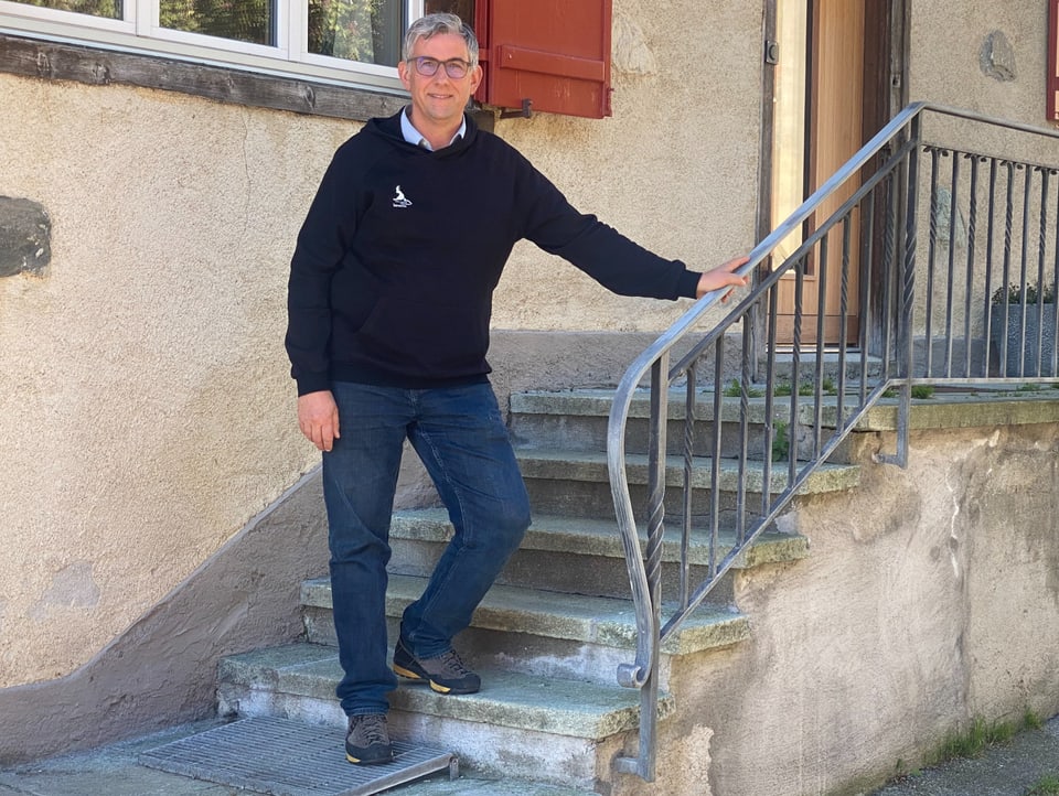 Simon Egger vor dem Geburtshaus des Schriftstellers Steafan Loringett in Wergenstein.