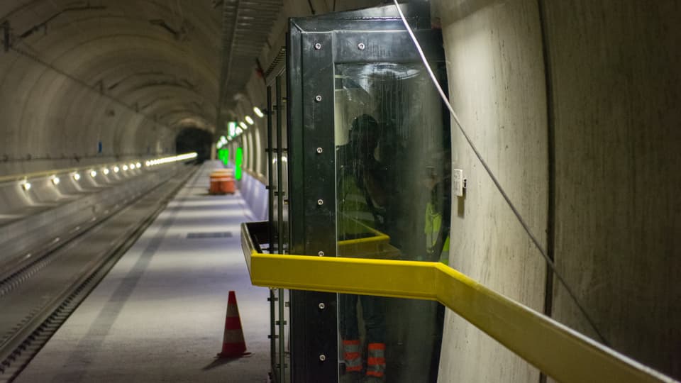 Uschia vesa la fanestra da la Porta Alpina ora davent dal tunnel da tren.