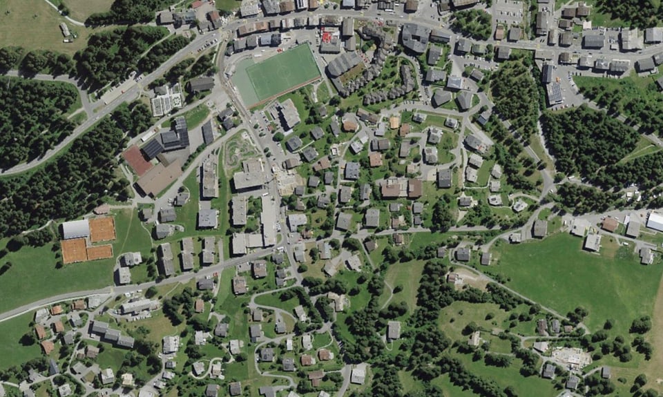 Blick auf die Hotels in Lenzerheide und die vollkommen bebauten Quartiere Clois, Fadail, Penasch und Davos Lai  2021