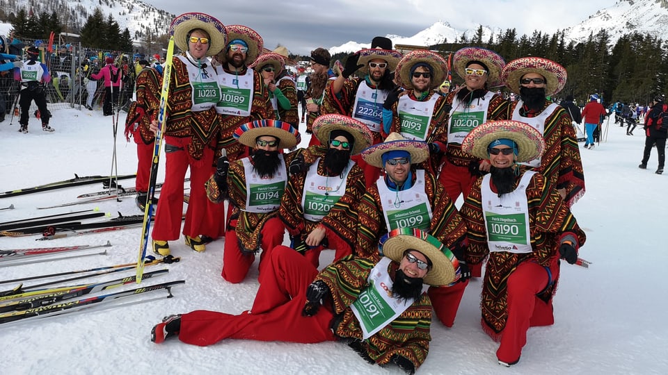 Purtret d'intgins passlughists costumads sco mexicans.