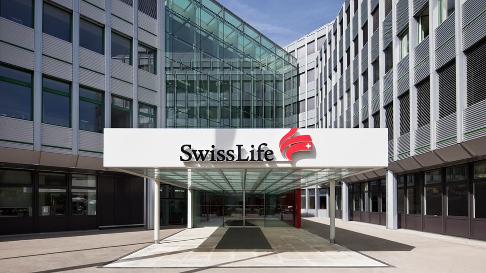 Entrada principala dal bajetg da Swiss Life a Turitg.