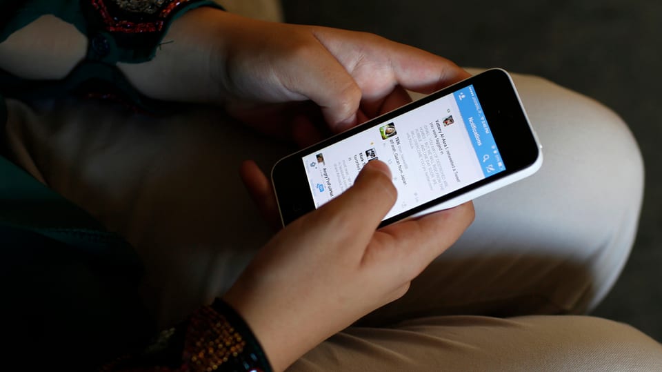 Via twitter esser infurmà: Là vegnian publitgadas novitads verifitgadas, dentant è famas.
