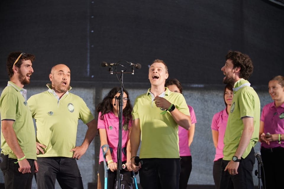 Der Gastchor Li Osc' singen im grossen Festzelt am Rande von Müstair.