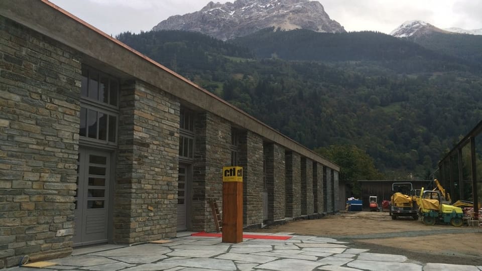 La fatschada d'ina chasa industriala da crap - davant ina pitga cun si las inizialas CTL per Centro Tecnologico del Legno.