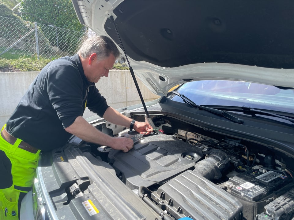  Christian Ruckstuhl bei seiner Arbeit während einer Autopanne. 