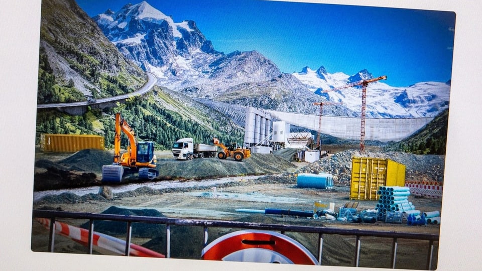 Montascha da la Val Roseg cun in mir da fermada ed in plazzal.