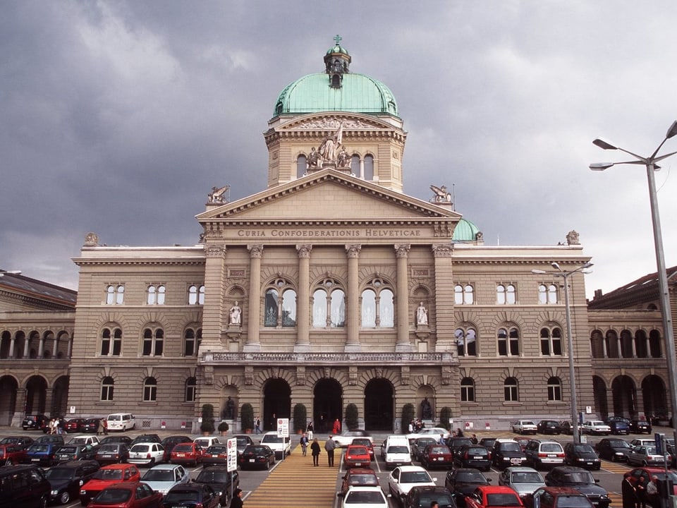 La plazza avant la Chasa federala a Berna cun il autos l'onn 1999. 