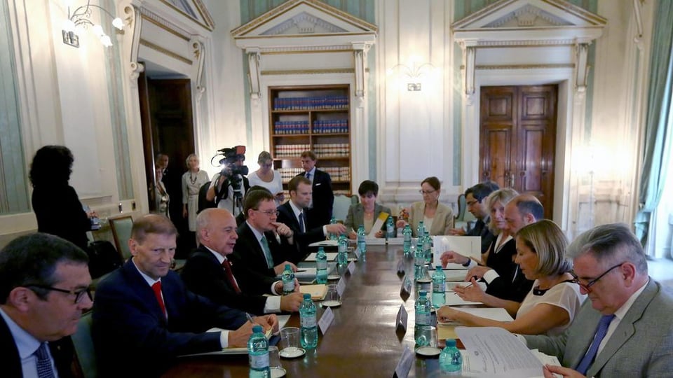 Las dus delegaziuns vi dad ina lunga maisa en ina bella sala.