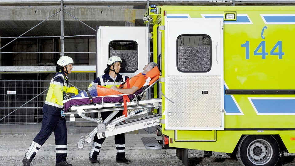 dus sanitaris mettan in pazient en ina ambulanza