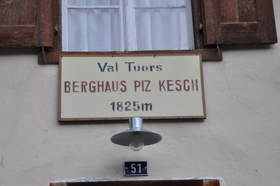 Ina tabla sur l'entrada d'ina ustaria. Val Tuors, Berghaus Piz Kesch, 1825m