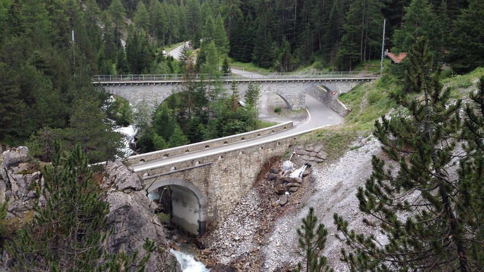 Nua ch'ils binaris e la via passan sur l'Alvra tranter Preda e Bravuogn.