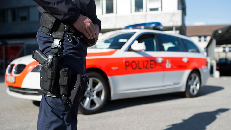 Sulet policists duain pudair purtar in'arma.